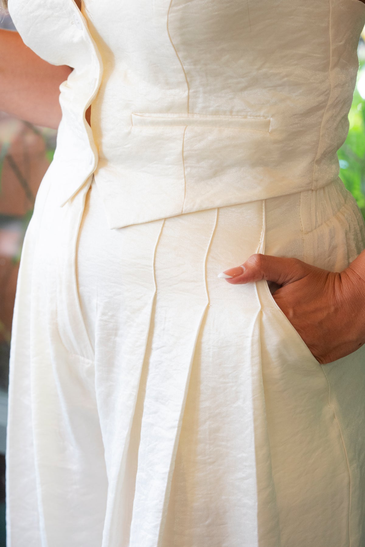 Ivory Tailored Vest Set | Conjunto Marfil de Chaleco y Pantalón