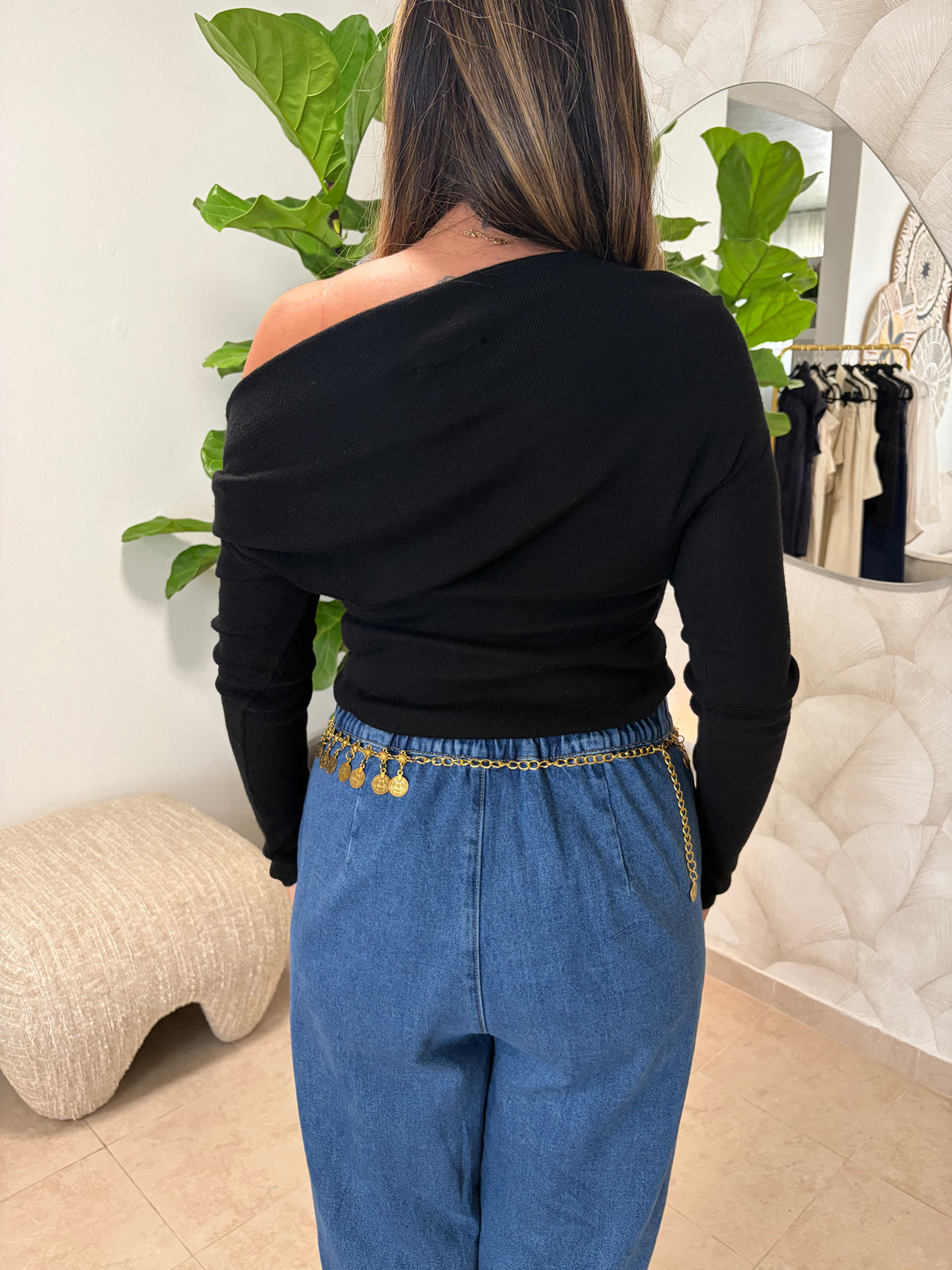 Black Off-Shoulder Long Sleeve Top | Blusa Negra de Hombros Descubiertos