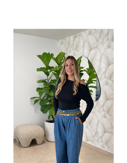 Black Off-Shoulder Long Sleeve Top | Blusa Negra de Hombros Descubiertos