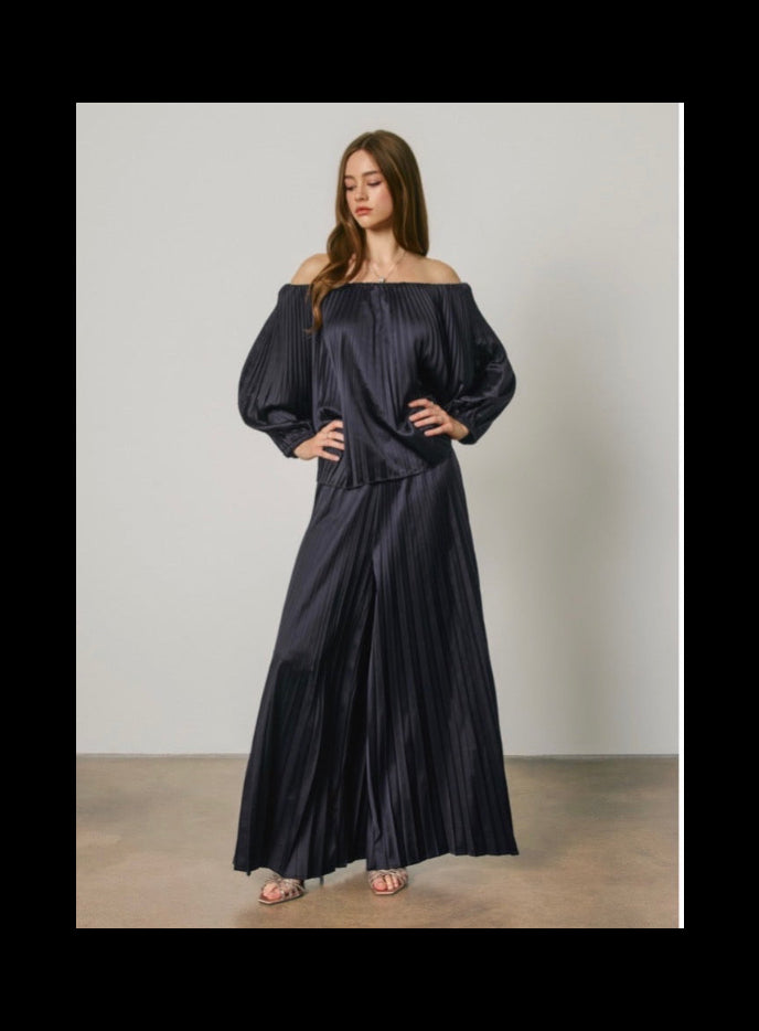Navy Pleated Off-Shoulder Set | Conjunto Azul Marino Plisado de Hombros Descubiertos