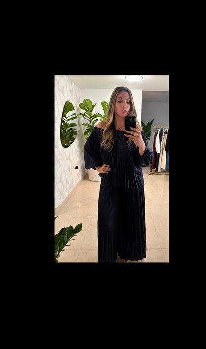 Navy Pleated Off-Shoulder Set | Conjunto Azul Marino Plisado de Hombros Descubiertos