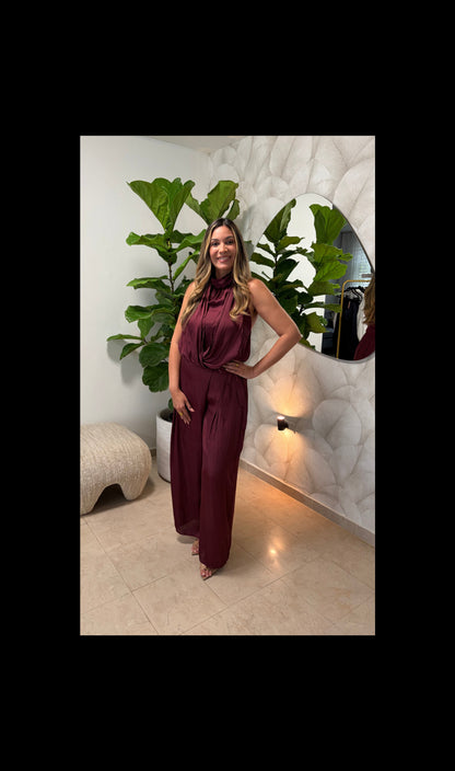 Burgundy Satin Halter Neck Set | Conjunto de Satín Color Vino con Cuello Halter
